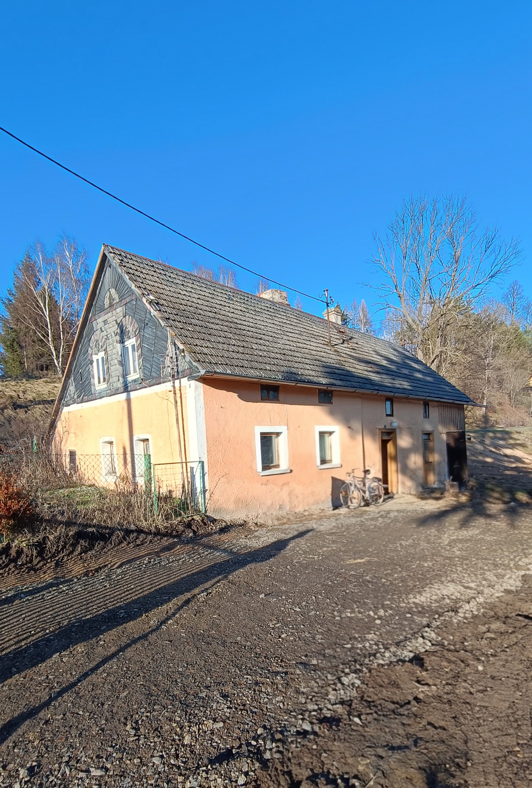 Urokliwy poniemiecki dom nad rzeką w gminie Stara Kamienica